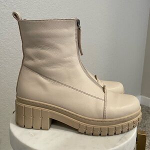 Cream Zip-up Lugg Boots